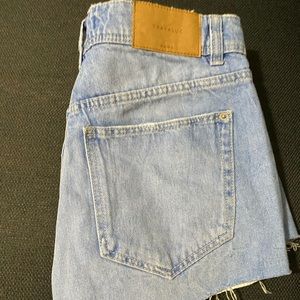 🍓 Zara shorts 🍇 waist 26 in